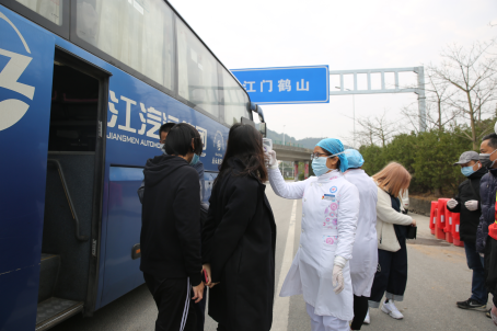 馮嘉文（前左三）在九江聯(lián)合檢疫站點(diǎn)執(zhí)勤。 王一凡攝