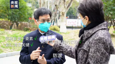▲張忠德（左一）接受央視主持人董倩的采訪。