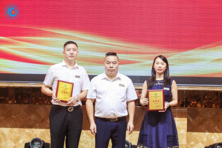 005 常務(wù)副會(huì)長(zhǎng)、副會(huì)長(zhǎng)、秘書(shū)長(zhǎng)、理事牌匾。.jpg