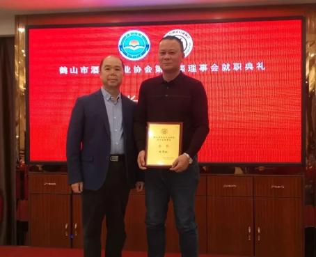 002  市工商聯(lián)主席、總商會(huì)會(huì)長陸英豪為當(dāng)選會(huì)長頒發(fā)牌匾.webp.jpg