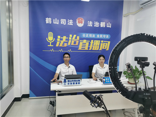 3.歐錦波局長代表市民政局上線法治直播間，解讀《慈善法》   關(guān)注“放心捐”.jpg