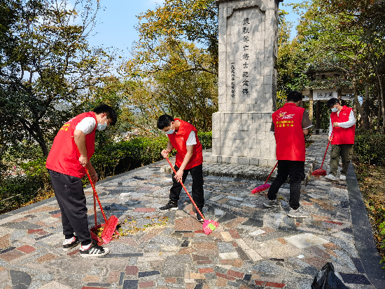清明節(jié)來(lái)臨之際，宅梧鎮(zhèn)退役軍人服務(wù)站工作人員發(fā)動(dòng)退役軍人僑都星火志愿服務(wù)隊(duì)對(duì)我鎮(zhèn)四座烈士紀(jì)念碑進(jìn)行巡查、打掃清潔工作，志愿服務(wù)隊(duì)們也是“收獲滿滿”啊3.jpg