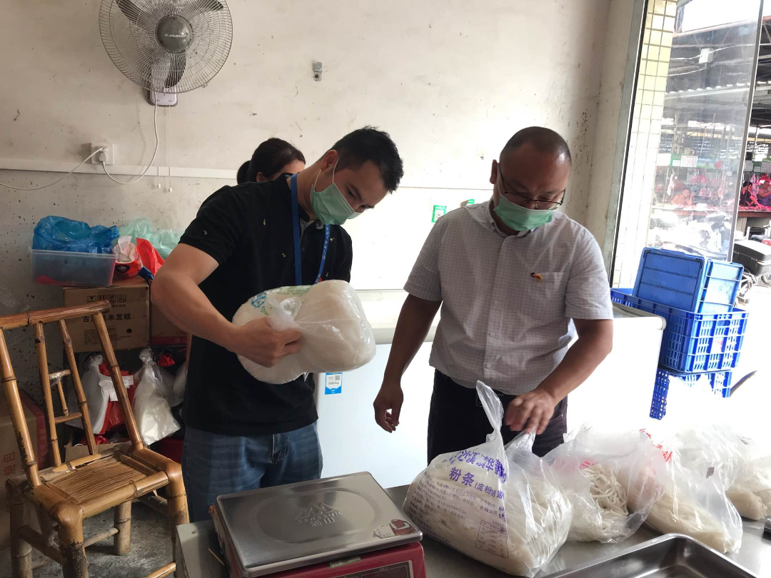 我局執(zhí)法人員檢查濕米粉經營情況3.jpg