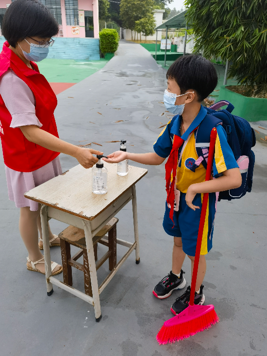 雙合鎮(zhèn)雙合小學（返學時）老師為進入校園的孩子進行了全面的消毒和清潔，做好疫情防控工作，保護自己的同時保護他人 (2).jpg