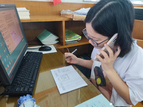2沙坪二小老師撥打市民電話，協(xié)助做好沙坪流調(diào)咨詢工作.jpg