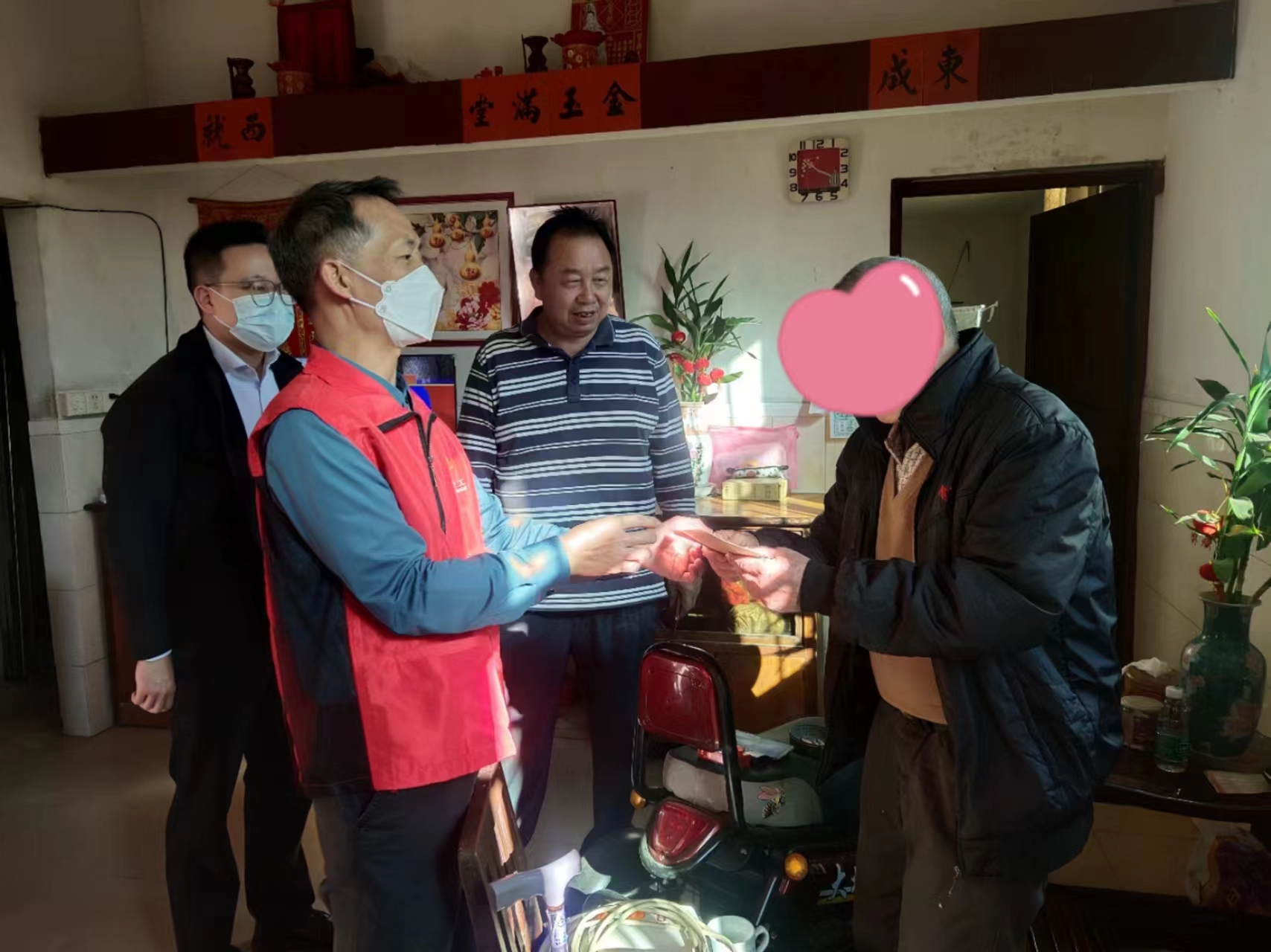 1月14日下午，鶴山市水利局黨組書記、局長(zhǎng)趙榮贊帶隊(duì)走訪慰問結(jié)對(duì)幫扶的困難黨員.jpg