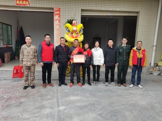 已處理1674092129216市退役軍人事務(wù)局副局長(zhǎng)溫寶謙一行到龍都村現(xiàn)役軍人王耀成家中送立功喜報(bào)，并提前向王耀成家屬送上新春祝福，鼓勵(lì)軍人努力拼搏、再立新功。.jpg