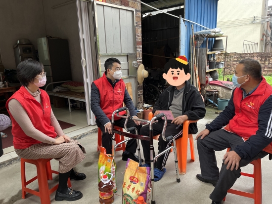 已處理16740921292162、市直機(jī)關(guān)工委副書記羅松泰慰問(wèn)困難黨員陳錦聯(lián)_副本.jpg