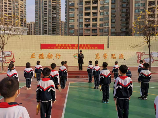 5.3月2日，匯源小學(xué)全體師生在校園里舉行了以“讀國(guó)學(xué)經(jīng)典，奠成才之基”為主題的經(jīng)典誦讀活動(dòng)啟動(dòng)儀式(1).jpg