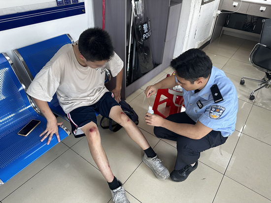 10月1日古勞所在巡邏過程中，一名18歲男子在石巖頭橋底附近騎單車不慎跌倒，手部腿部有擦傷，民警立即將其帶回派出所，并幫其傷口作簡單處理。 (1).jpg