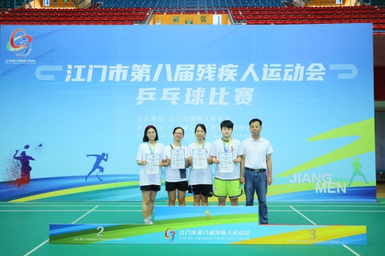 已處理1699002106077圖片2：馮曉欣（右二）、黃嘉馨（右三）獲乒乓球女子雙打TT13級(jí)金牌.jpeg