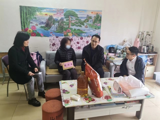 已處理1706842077704右二市 委副書記趙磊，左一市總工會副主席呂麗群.jpg
