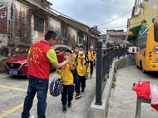 鶴山市古勞鎮(zhèn)龍溪小學--中心校李明健校長和學生擊掌，鼓勵學生.jpg