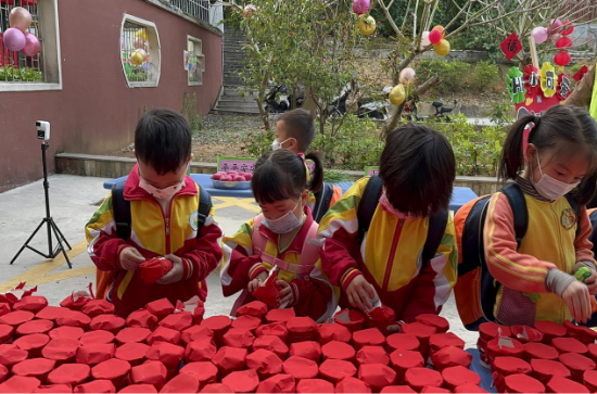 宅梧鎮(zhèn)中心幼兒園為孩子們精心策劃了“幸運拆盲盒”獨特的開學儀式，在踏入幼兒園門口的一剎那，就給了孩子們一個大大的驚喜。.png