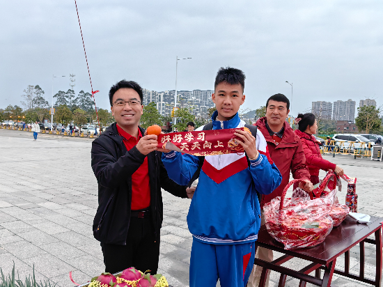 羅俊副校長與第一個到校的七15班何權(quán)希同學合照.jpg