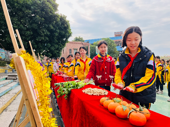 龍溪小學(xué)孩子一個接一個摸意頭，好事一樁一樁接踵而來！.jpg