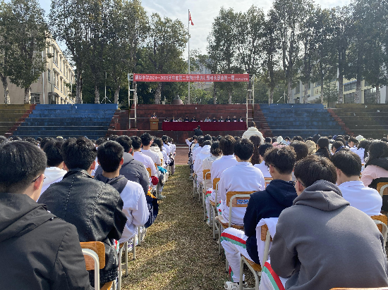 鶴華中學(xué)學(xué)生們認真聆聽校長思政課.JPG