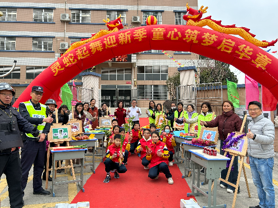 龍溪小學(xué)教師、公安民警、志愿者、家長們一同保駕護航.jpg